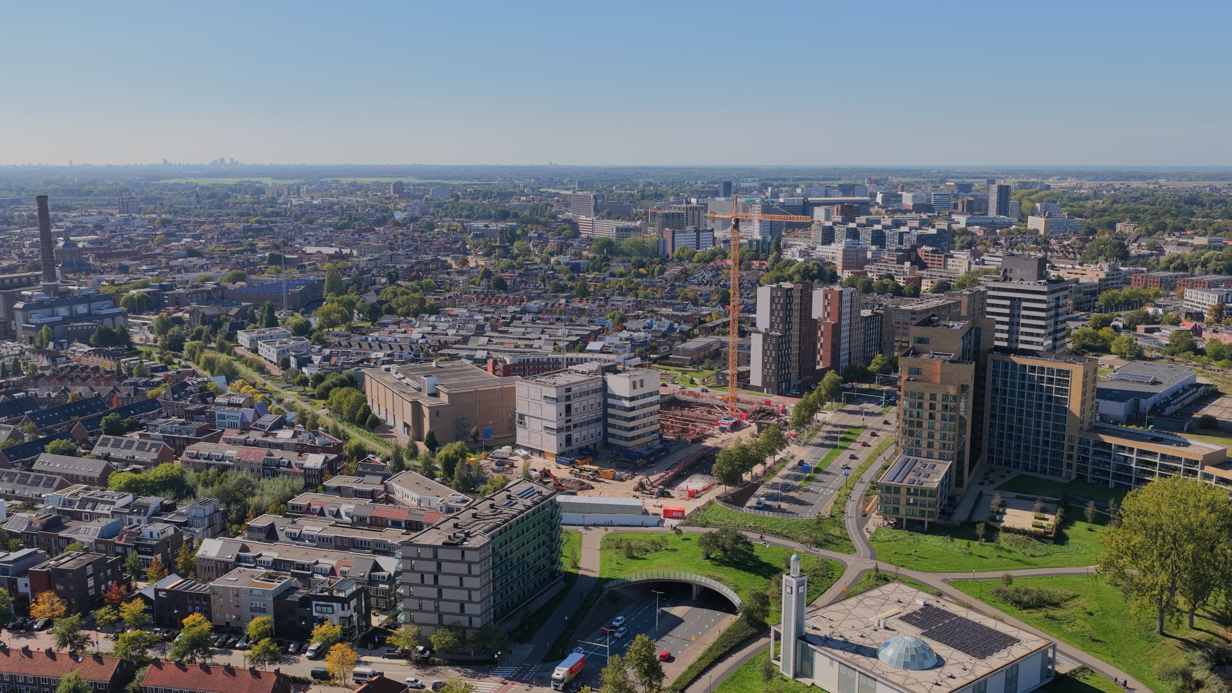 Dronebeeld boven Leiden met de bouwplaats van LEAD en de bouwkraan aan de Willem de Zwijgerlaan