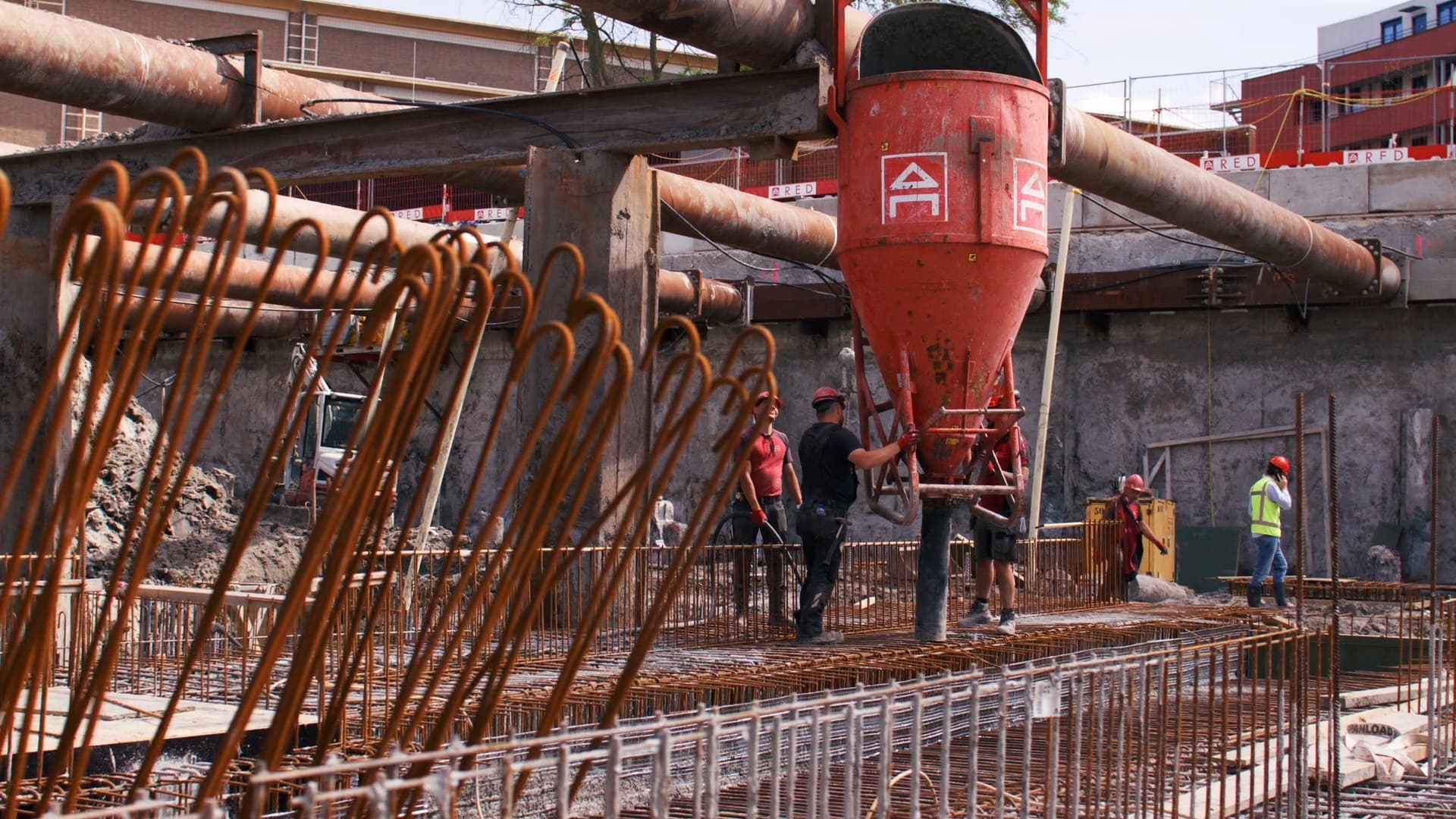 The concrete bucket above the reinforcement