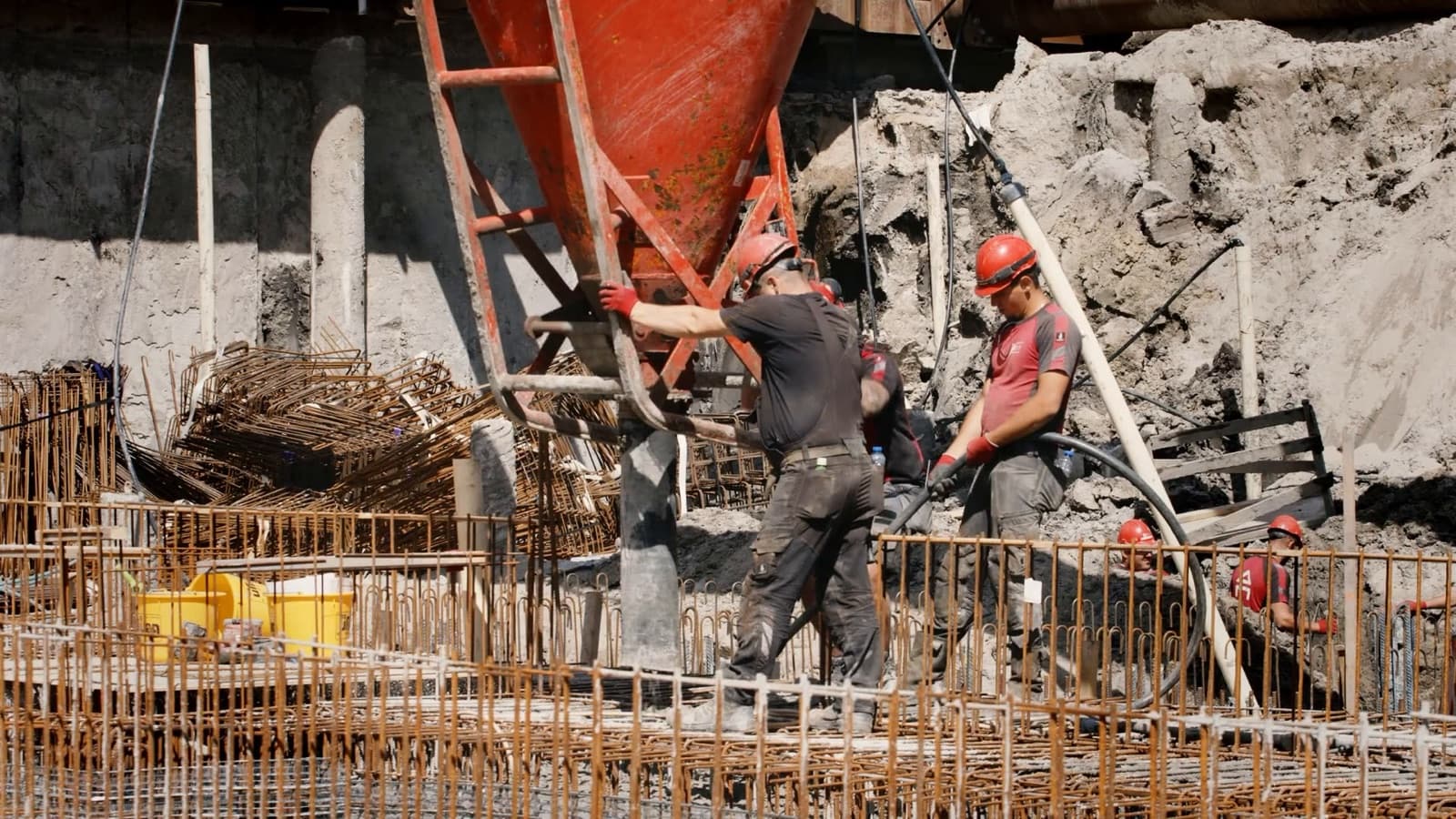Het storten van beton, van dichtbij