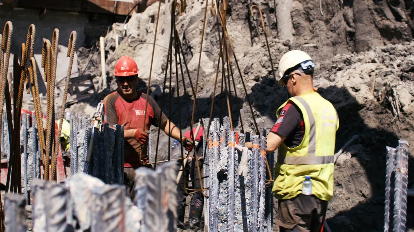 Twee bouwvakkers zetten wapening vast